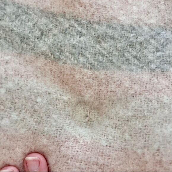 steve madden blanket scarf wrap light pink grey fringe super soft NWOT - Picture 3 of 6